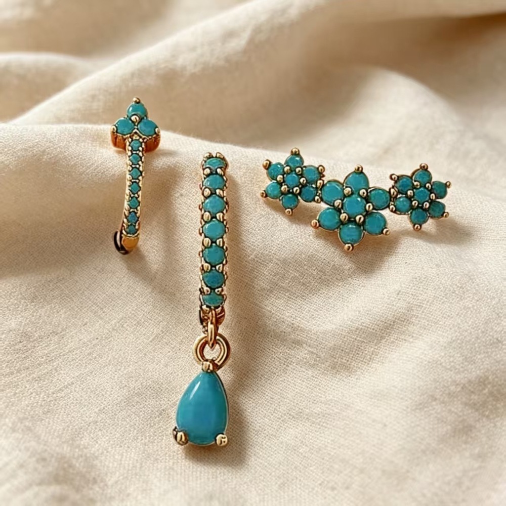 Minimal U-dip earrings with hollowed lower half. - Picture 4 of 5